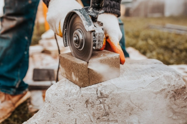 How to Choose the Right Diamond Blade for Cutting Concrete 4 Cutting concrete blocks