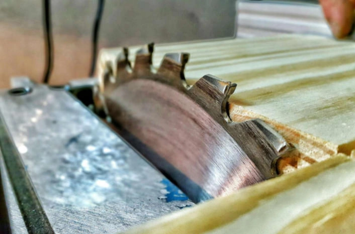 the saw blade teeth